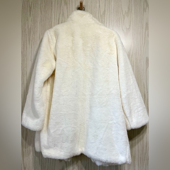 Faux Fur Jacket Fashionable White Fur Coat Size 3XL but fits like USA M/L NWOT - Picture 3 of 4